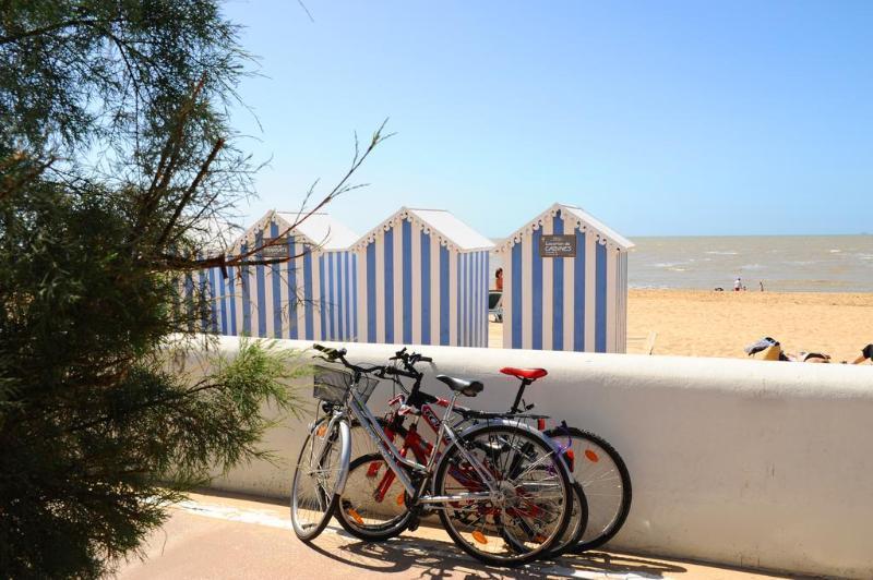 Les Flots - Hotel Et Restaurant Face A L'Ocean - Chatelaillon-Plage Exterior photo